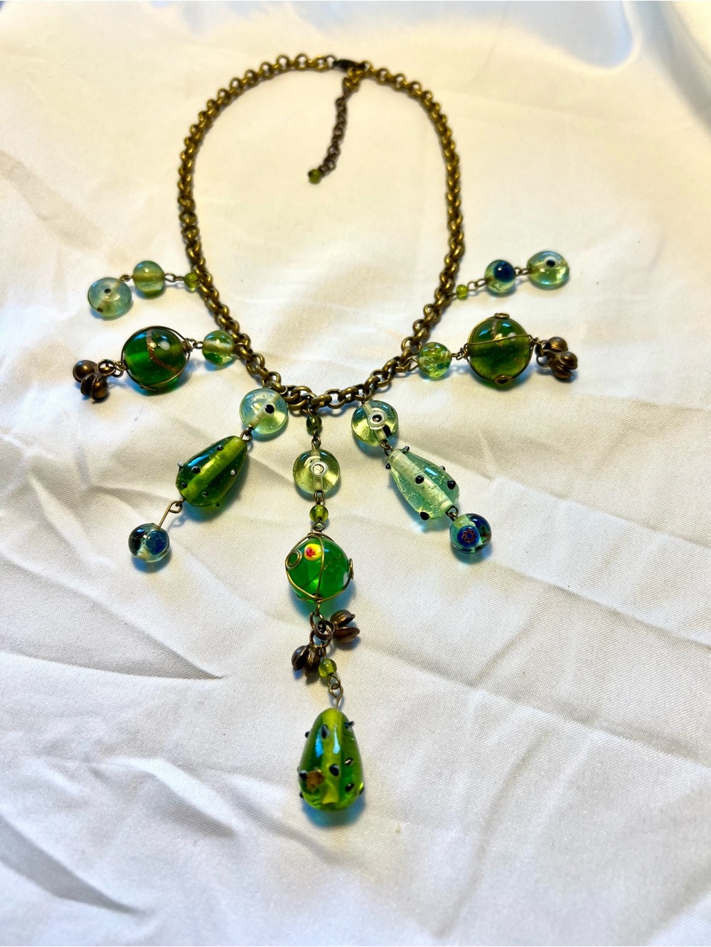 Vntg Venitian Murano green glass Lampwork necklace on gold tone copper chain.